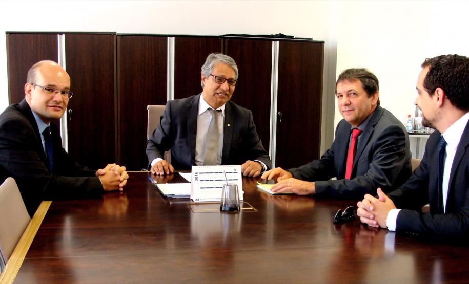 O deputado estadual Chico Brasileiro (segundo da direita para a esquerda) com o defensor público-geral, Sérgio Parigot de Souza, e com o subdefensor público-geral, Eduardo Abraão.
