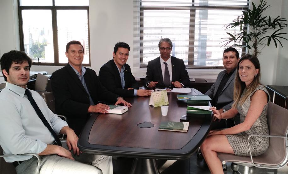 O deputado federal Diego Garcia (terceiro da esquerda para a direita) e sua comitiva foram recebidos pelo defensor público-geral, Sérgio Parigot de Souza, e pelo chefe do Gabinete, Paulo Cinquetti Neto (primeiro à esquerda) e pela presidente da ADEPAR, Thaísa Oliveira.