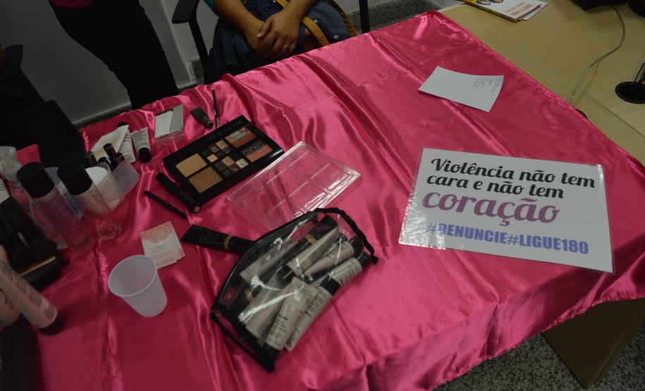 Mulheres que aguardavam atendimento ganharam uma maquiagem.