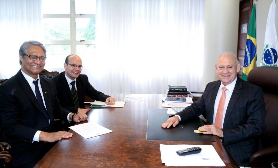 O defensor público-geral do estado, Sérgio Parigot de Souza, e o subdefensor público-geral, Eduardo Abraão, foram recebidos pelo presidente da Alep, Ademar Traiano.