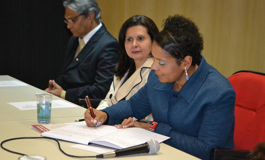 Maria de Lourdes "Santa" de Souza assina o termo de posse.