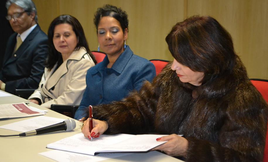 A defensora pública-geral do Estado, Josiane Lupion, assina o termo de posse.