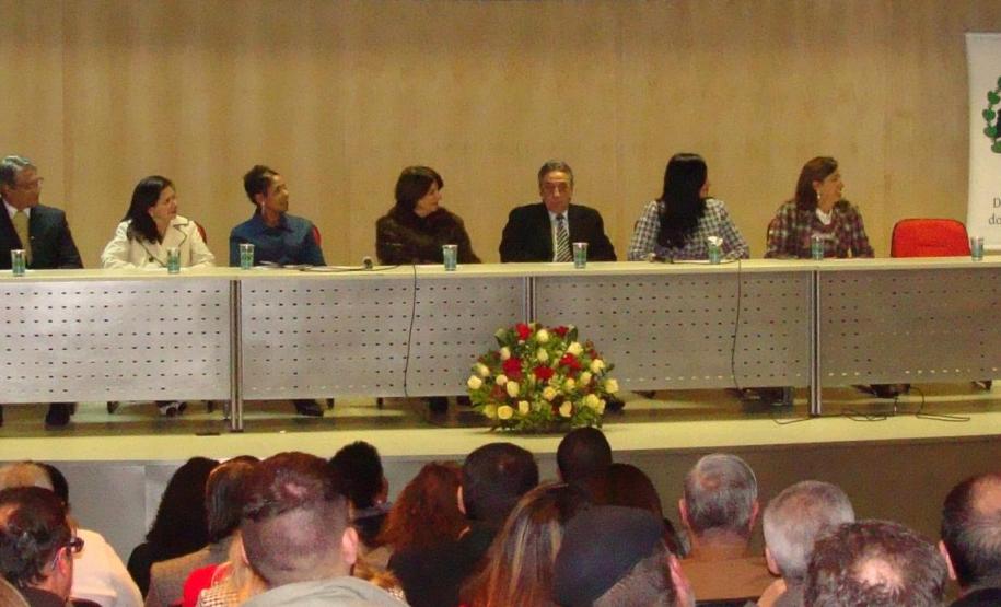 A partir da esquerda: o corregedor geral da Defensoria, Sérgio Parigot de Souza, a subprocuradora geral de Justiça (MP/PR), Samia Saad Bonavides, a ouvidora da DPPR, Maria de Lourdes "Santa" de Souza, a defensora pública-geral do Estado, Josiane Lupion, o subdefensor geral, Osni Batista Padilha, a desembargadora do Tribunal de Justiça do Paraná, Denise Krüger Pereira, a diretora adjunta do Departamento de Direitos Humanos e Cidadania (DEDIHC) da Secretaria da Justiça, Cidadania e Direitos Humanos