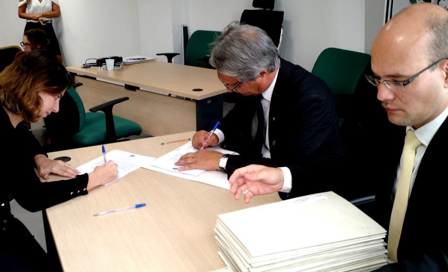 O defensor público-geral do estado, Sérgio Parigot de Souza, assina termo de posse dos novos defensores.