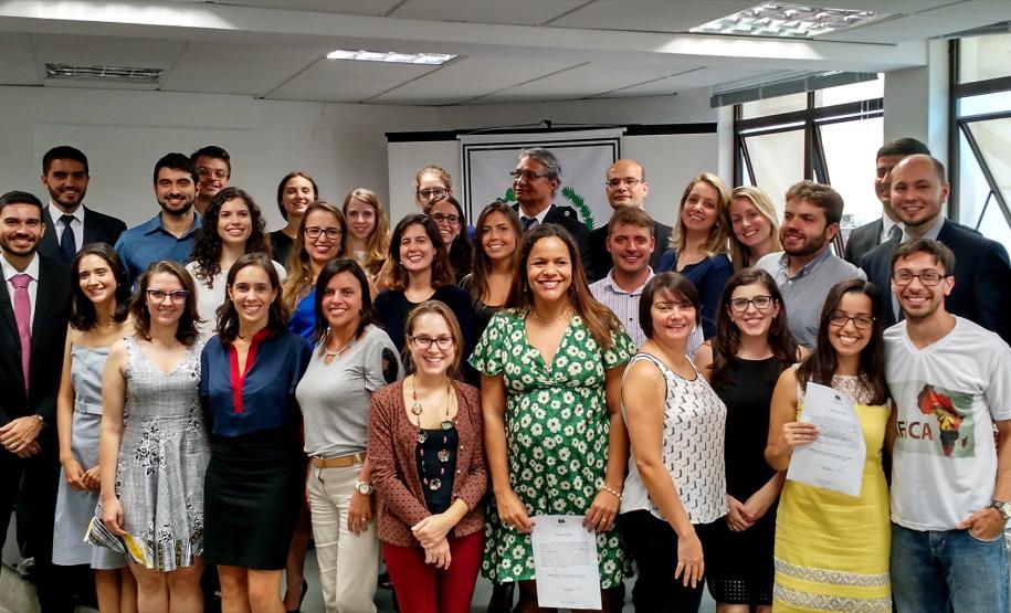 Os novos defensores públicos do Paraná se reuniram em Curitiba para assinar o termo de posse. Na foto com o defensor público-geral do estado, Sérgio Parigot de Souza, e com o subdefensor público-geral, Eduardo Abraão (ambos no alto, ao centro da imagem).