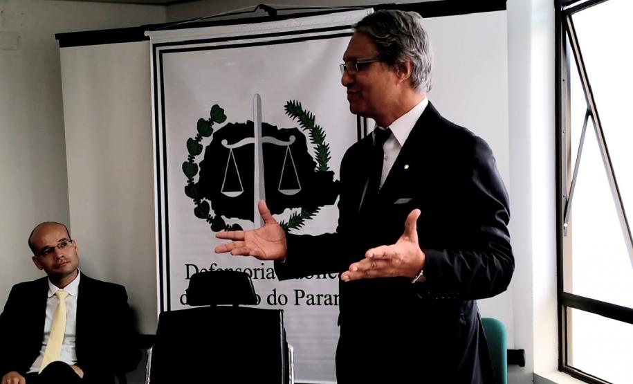 O defensor público-geral do Paraná, Sérgio Parigot de Souza, deu boas-vindas aos novos defensores públicos durante o evento de assinatura do termo de posse.