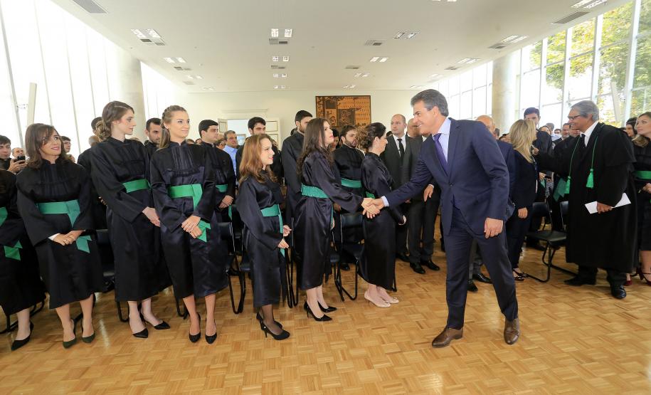 O governador Beto Richa empossa nesta terça-feira, no Palácio Iguaçu, os trinta e seis novos defensores públicos que irão reforçar o atendimento da Defensoria Pública do Paraná