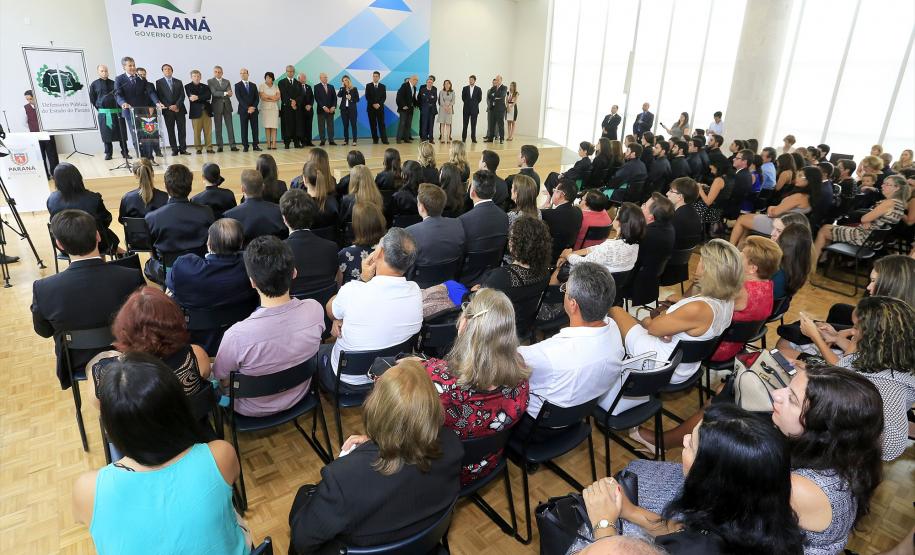O governador Beto Richa empossa nesta terça-feira, no Palácio Iguaçu, os trinta e seis novos defensores públicos que irão reforçar o atendimento da Defensoria Pública do Paraná