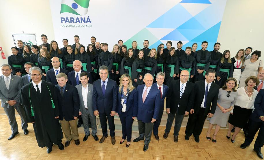 O governador Beto Richa empossa nesta terça-feira, no Palácio Iguaçu, os trinta e seis novos defensores públicos que irão reforçar o atendimento da Defensoria Pública do Paraná