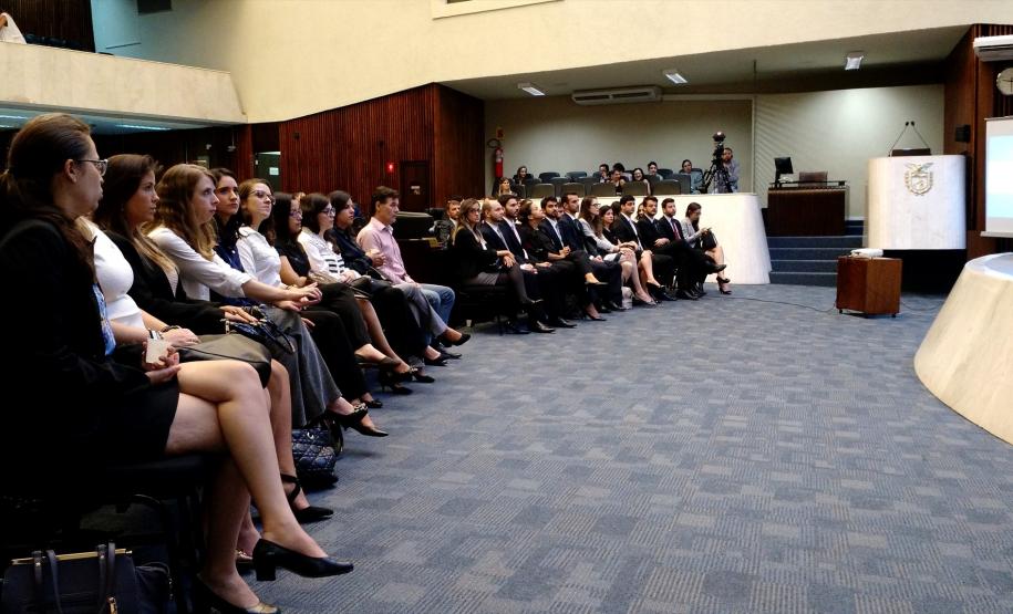 Os novos defensores públicos do estado assistiram a duas palestras no Plenário da Alep. Evento marcou o fim do curso de formação dos novos profissionais.