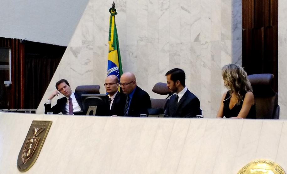 O líder do governo na Alep, Luiz Claudio Romanelli, abriu a solenidade. Ao lado dele, da esquerda para a direita: o diretor legislativo da Assembleia, Dylliardi Alessi, o subdefensor público-geral do Paraná, Eduardo Abraão, o diretor da EDEPAR, Diego Cantoario, e a coordenadora da Escola do Legislativo, Francis Karam.