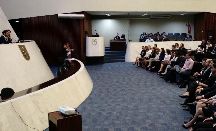 O diretor da EDEPAR, Diego Martinez Fervenza Cantoario, falou aos novos defensores sobre o tema "O novo Código de Processo Civil e a tutela jurisdicional executiva das obrigações de fazer e não fazer".