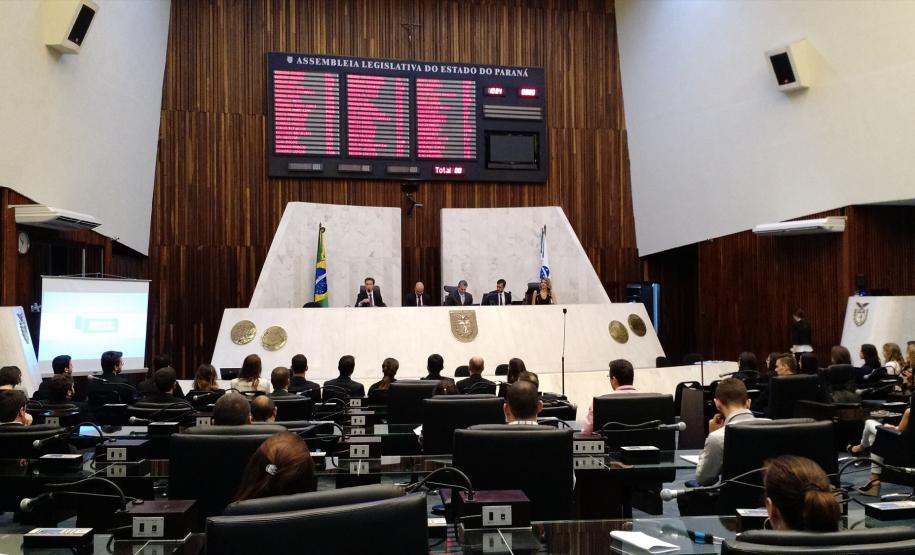 O deputado estadual Tadeu Veneri, ao centro da foto, juntou-se à mesa do Plenário da Câmara para prestigiar a cerimônia de encerramento do curso para os novos defensores públicos.