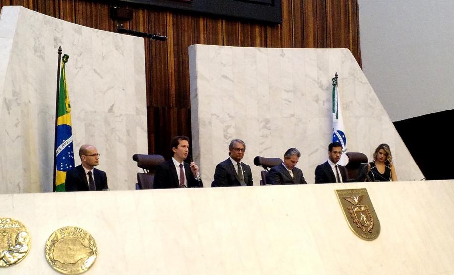 O defensor público-geral do Estado, Sérgio Parigot de Souza, ao centro da foto, juntou-se à mesa do Plenário. Ao lado dele, da esquerda para a direita: o subdefensor público-geral, Eduardo Abraão, o diretor legislativo da Assembleia, Dylliardi Alessi, o deputado estadual Tadeu Veneri, o diretor da EDEPAR, Diego Cantoario, e a coordenadora da Escola Legislativa, Francis Karam.