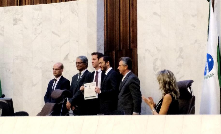 Ao centro da foto, o diretor legislativo da Assembleia, Dylliardi Alessi, e o diretor da EDEPAR, Diego Cantoario, que foram os palestrantes do dia, recebem o certificado por suas contribuições para a formação dos novos defensores públicos.