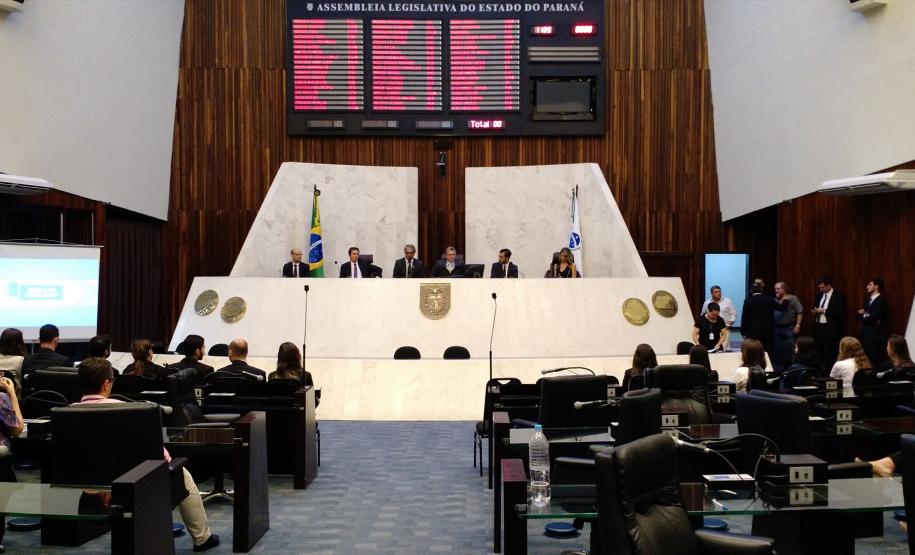 Ao centro da foto, ao lado do deputado Tadeu Veneri, o defensor público-geral do Paraná, Sérgio Parigot de Souza, destacou em sua fala a importância do bom diálogo com o governo estadual para ampliar a estruturação da Defensoria Pública.