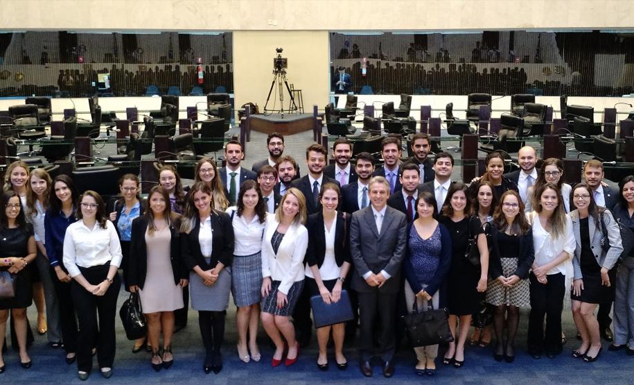 Os novos defensores públicos do Paraná encerraram seu curso de formação com evento na Assembleia Legislativa do Estado. Na foto, posaram ao lado do deputado estadual Tadeu Veneri, presidente da Comissão de Direitos Humanos e da Cidadania da Alep.