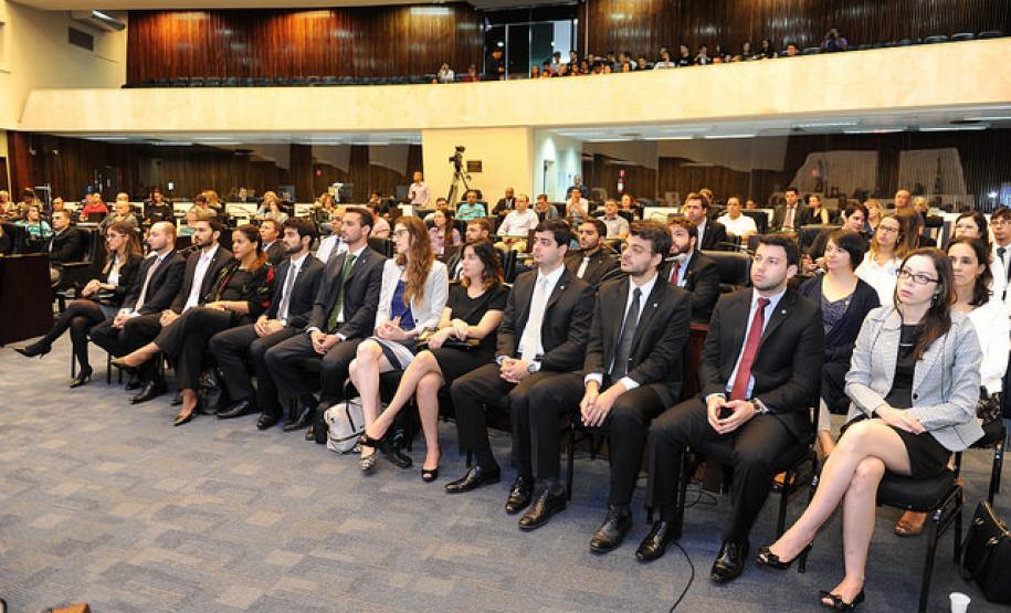 Os novos defensores públicos estiveram na manhã desta quarta-feira (13) na Assembleia Legislativa do Estado (Alep), onde assistiram a duas palestras que marcaram o encerramento do curso de formação profissional.