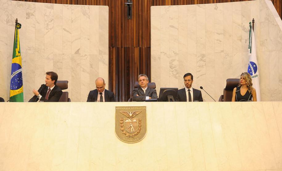 O diretor legislativo da Alep, Dylliardi Alessi, o subdefensor público-geral do Paraná, Eduardo Abraão, o deputado estadual Tadeu Veneri, o diretor da EDEPAR, Diego Cantoário, e a coordenadora da Escola Legislativa, Francis Karam.
