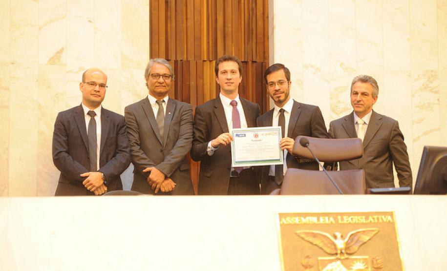 Eduardo Abraão, subdefensor público-geral; Sérgio Parigot de Souza, defensor público-geral; Dylliardi Alessi, diretor legislativo da Alep; Diego Cantoario, diretor da EDEPAR; e Tadeu Veneri, presidente da Comissão de Direitos Humanos e da Cidadania da Alep.