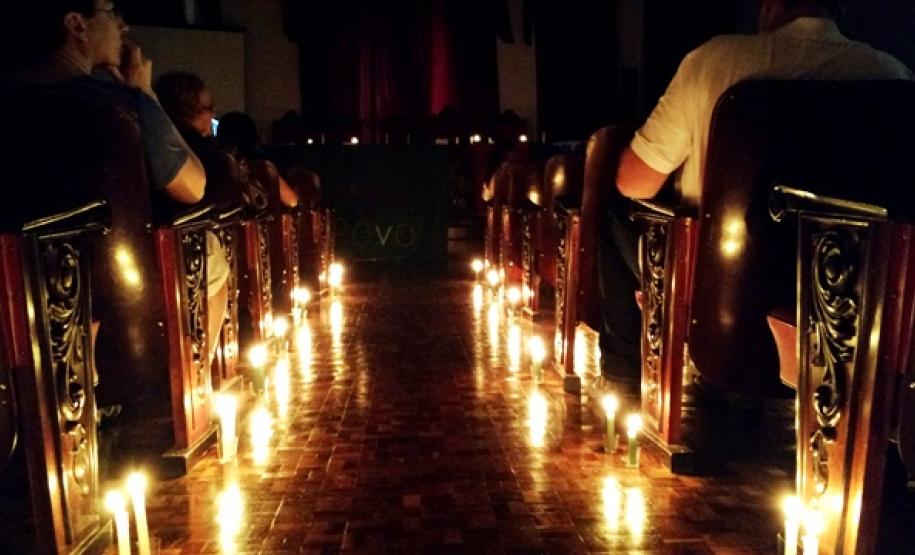 Velas iluminaram a entrada dos defensores públicos no Salão Nobre da UFPR.