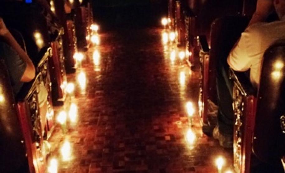 Velas iluminaram a entrada dos defensores públicos no Salão Nobre da UFPR.