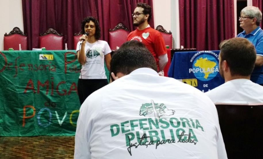 Os defensores públicos Camille Vieira da Costa e Antonio Vitor Barbosa de Almeida, observados pelo ouvidor-geral da DPPR, Gerson da Silva.