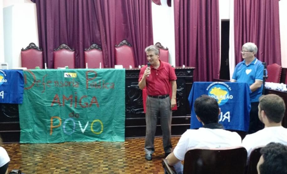 O deputado estadual Tadeu Veneri prestigiou a posse popular dos novos defensores públicos.