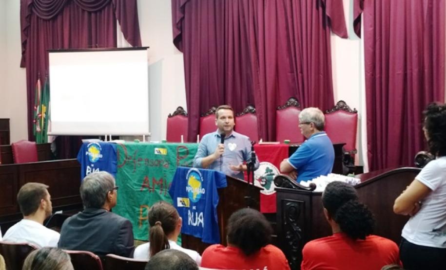 Representantes de movimentos sociais e de entidades públicas, como a prefeitura de Curitiba, estiveram presentes no evento.