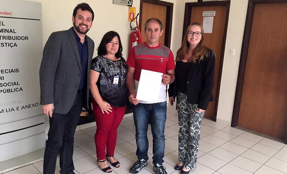 O defensor público Dezidério Machado Lima na foto com Eliane e Florilio Stresser e a assistente jurídica Kátia Bruning: decisão judicial garantiu ao casal a posse do imóvel.