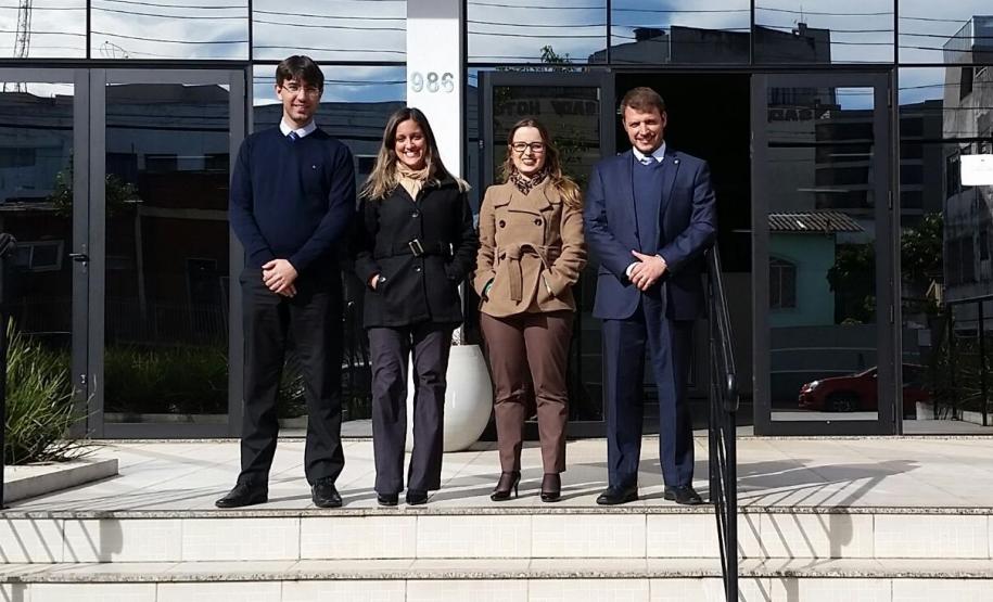 Os defensores Lucas de Castro Campos, Samylla de Oliveira Julião, Luciana Tramujas Azevedo Bueno e Tiago Bertão de Moraes em frente à sede da Defensoria Pública em Cascavel, localizada na Rua Barão do Cerro Azul, 986, no centro.