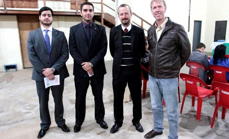 Os defensores públicos de Castro, Leonardo Canella e Rafael Souto, com assessor especial da prefeitura de Carambeí, advogado Marcelo Greskiv, e o vice-prefeito de Castro, Marcos Bertolini, durante reunião do Conselho da Comunidade de Castro.