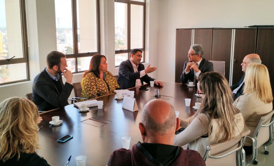 Representantes do Instituto de Terras do Paraná e do Instituto de Terras do Piauí estiveram reunidos na sede central da Defensoria Pública do Paraná. Os piauienses estão interessados no modelo de parceria para a regularização da propriedade de imóveis.