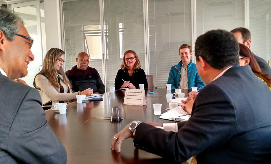 O defensor público-geral do Paraná, Sérgio Parigot de Souza (à esquerda), com o diretor do INTERPI, José Osmar Alves (à direita) e demais integrantes do ITCG, DPPR e Banco Mundial, que participaram da reunião.