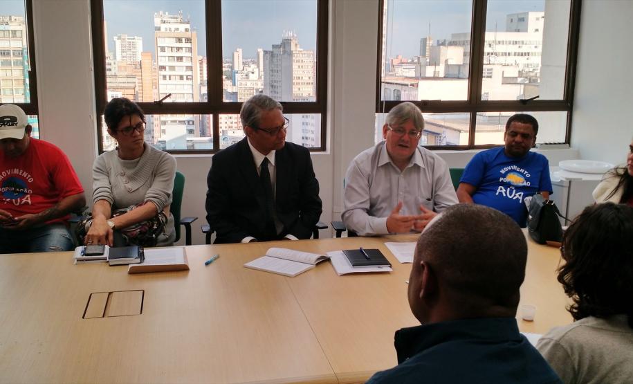 Movimentos sociais pediram ao defensor público-geral do Paraná, Sérgio Parigot de Souza (ao centro da foto), a criação do Núcleo de Defesa dos Direitos Humanos.