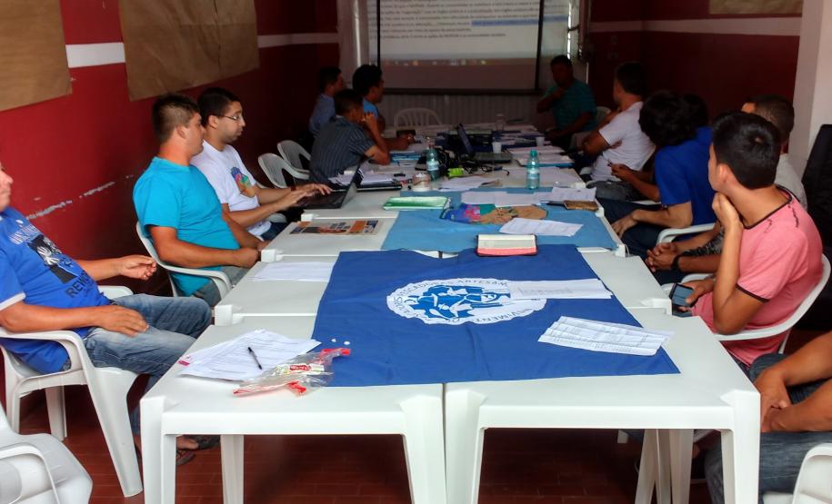 Em reunião da Coordenação do Movimento dos Pescadores e Pescadoras Artesanais do Litoral do Paraná (MOPEAR), em Paranaguá, o defensor público Wisley Rodrigo dos Santos explicou às lideranças locais os procedimentos preparatórios de ação coletiva em trâmite na 2ª Defensoria Pública Itinerante.