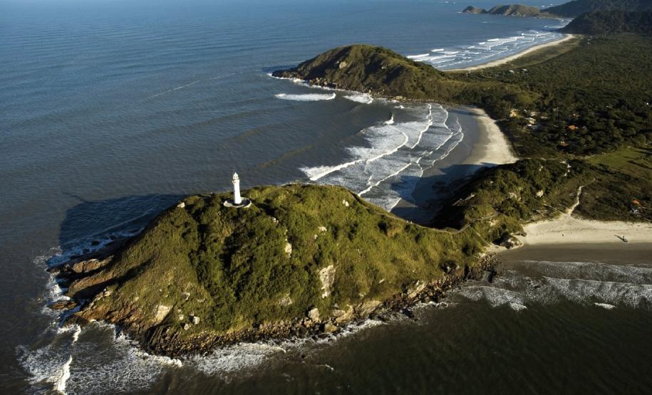 Apesar de ser um dos principais destinos turísticos do litoral do estado, com praias e monumentos históricos, a Ilha do Mel também é um importante santuário ecológico.