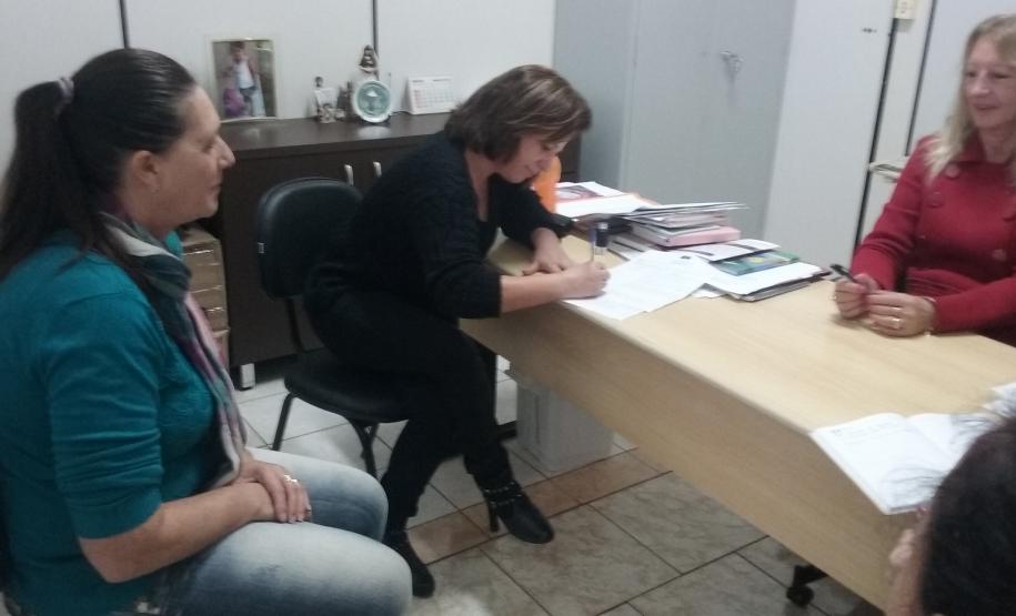 Assistentes sociais da Defensoria buscam acesso à educação e saúde aos acampados; em abril, confronto com a PM deixou dois sem-terra mortos.