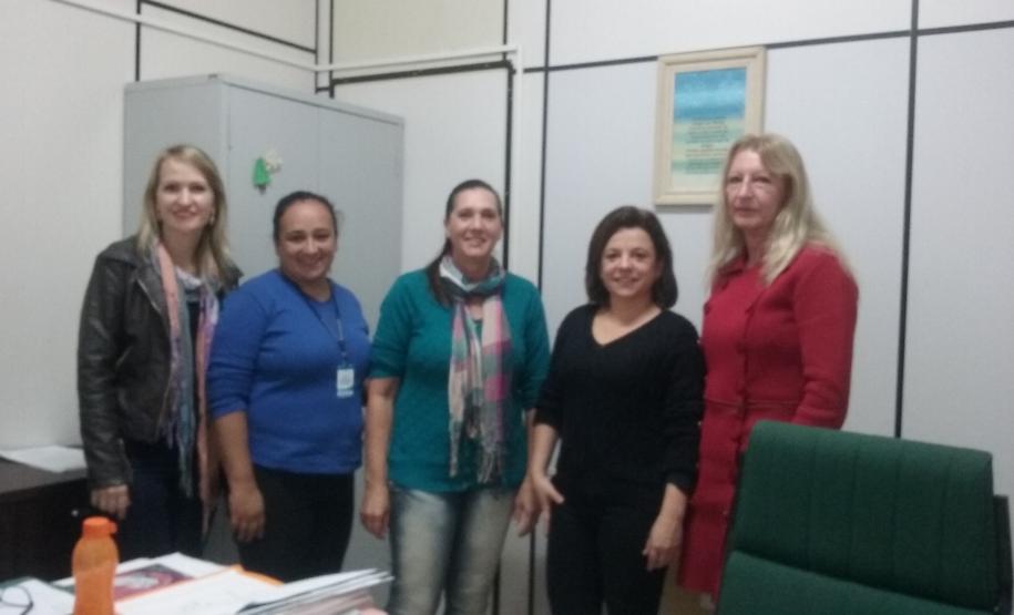 A partir da esquerda: Janete Krack Magnagnagno, assistente social na DPPR em Cascavel, Jussara Frigotto Cebre, operadora do Cadastro Único em Quedas do Iguaçu, Lucitany Camera Stormoviski, secretária de Saúde do Município, Janaína Alves Teixeira, assistente social na DPPR em Cascavel; e Paula Revers, secretária de Assistência Social.