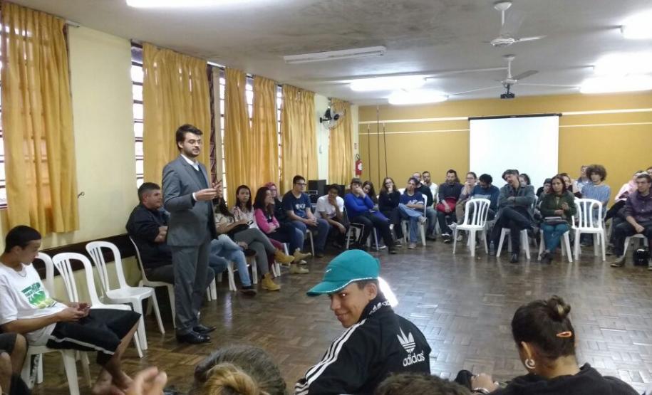 O defensor público Bruno Müller conversou com os estudantes a respeito dos direitos deles.