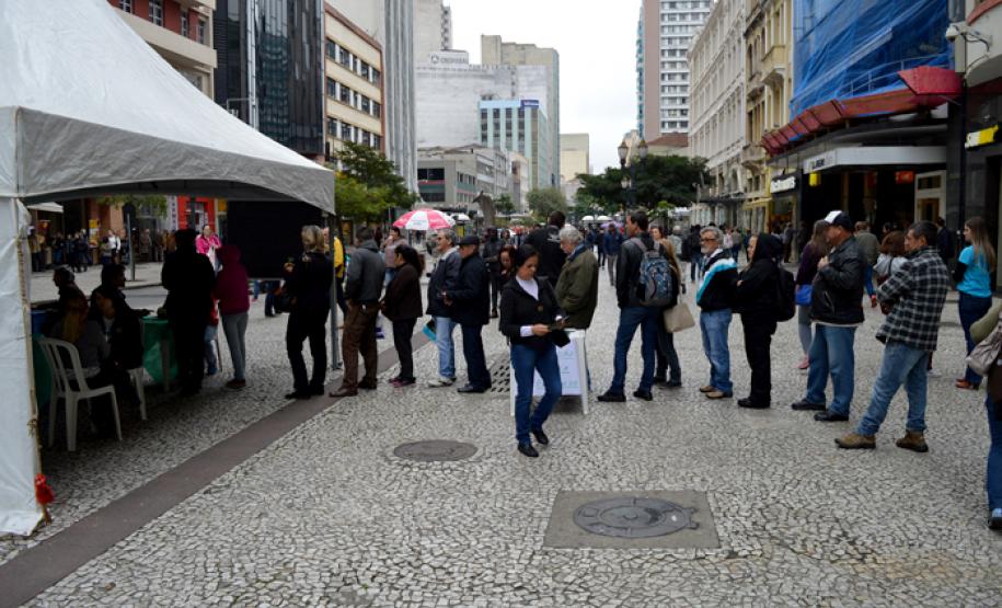 Pessoas fizeram fila para receber o atendimento dos defensores públicos no Centro de Curitiba.