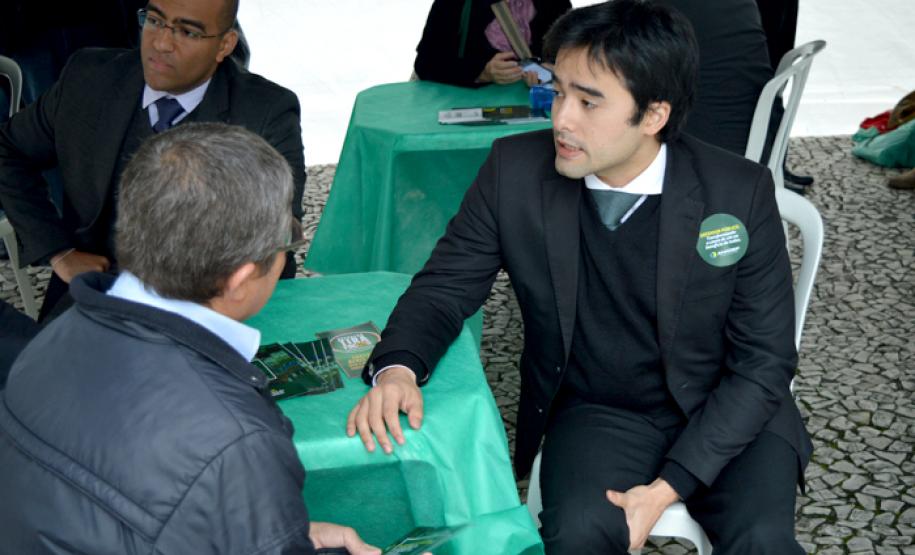 Dúvidas sobre questões de divórcio, pensão alimentícia, vagas em creches, criminal e muitas outras foram tiradas pelos defensores públicos.