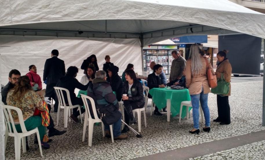 Apesar do frio e da chuva fina ao longo do dia, aos poucos as pessoas foram chegando e conversando com os defensores públicos, que se revezaram no atendimento.