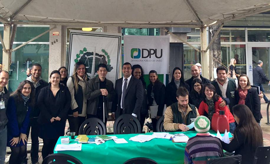 Em Londrina também houve mutirão: outras 300 pessoas foram atendidas de graça pelos defensores públicos.