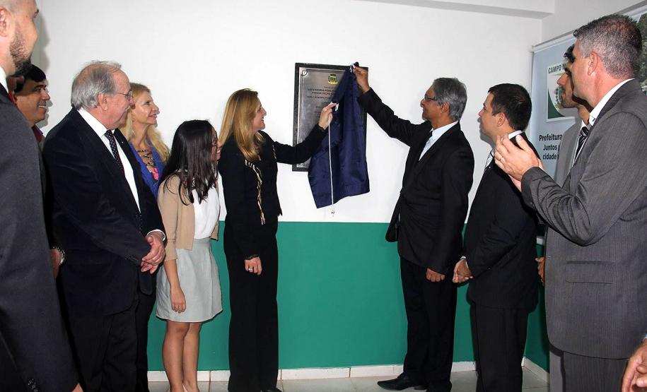 A prefeita de Campo Mourão, Regina Dubay, e o defensor público-geral do Paraná, Sérgio Parigot de Souza, descerram a placa inaugural da sede da DPPR no município.
