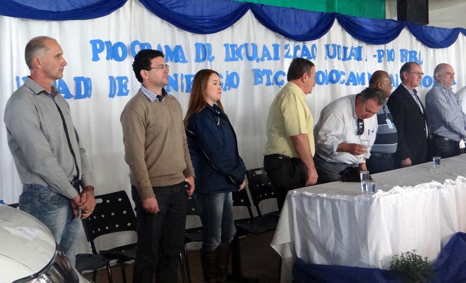 A assessora jurídica Kátia Brüning em meio a outros representantes de instituições que participam do Pró-Rural.