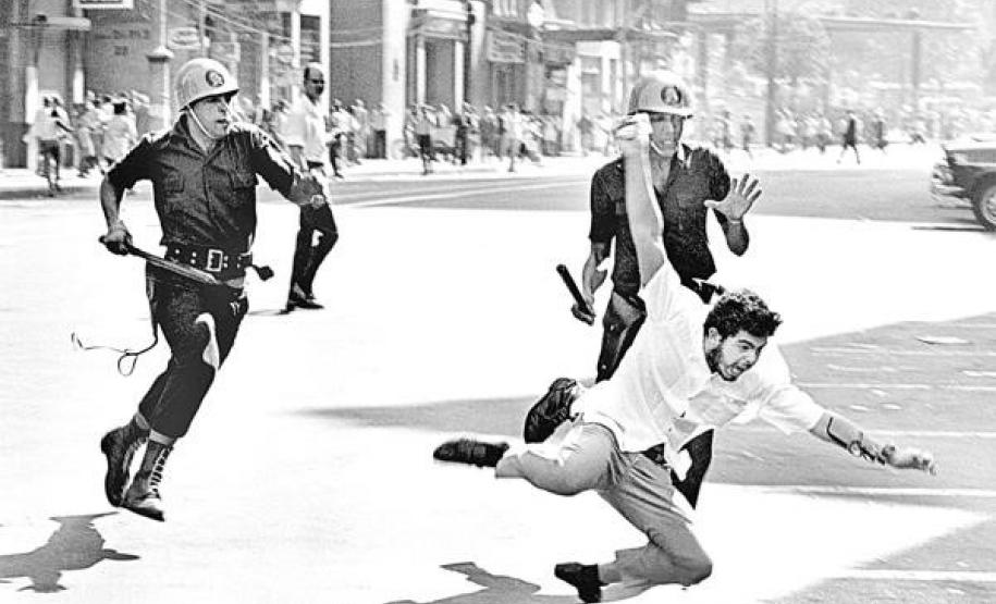 Cena do documentário "O Dia que Durou 21 Anos", em exibição no Sesc Cadeião Cultural em Londrina.