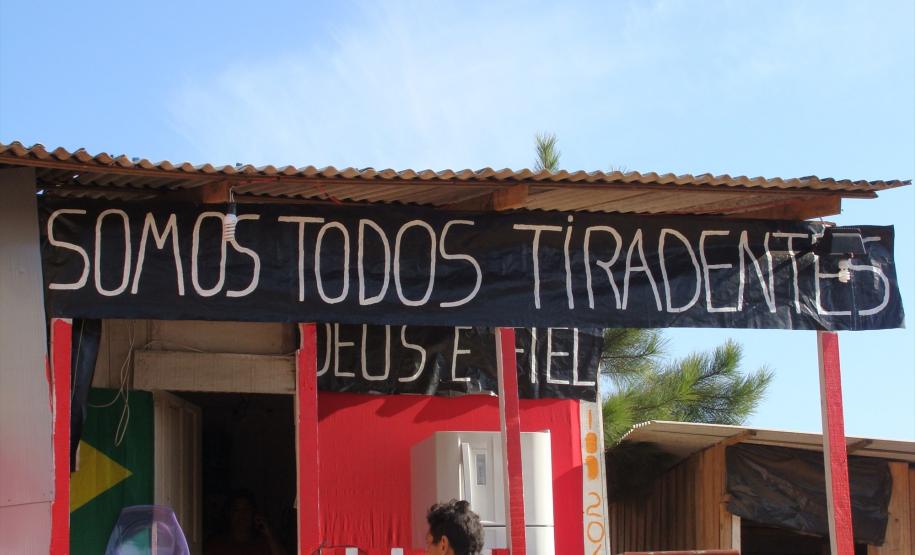 Cerca de 800 pessoas vivem no local.