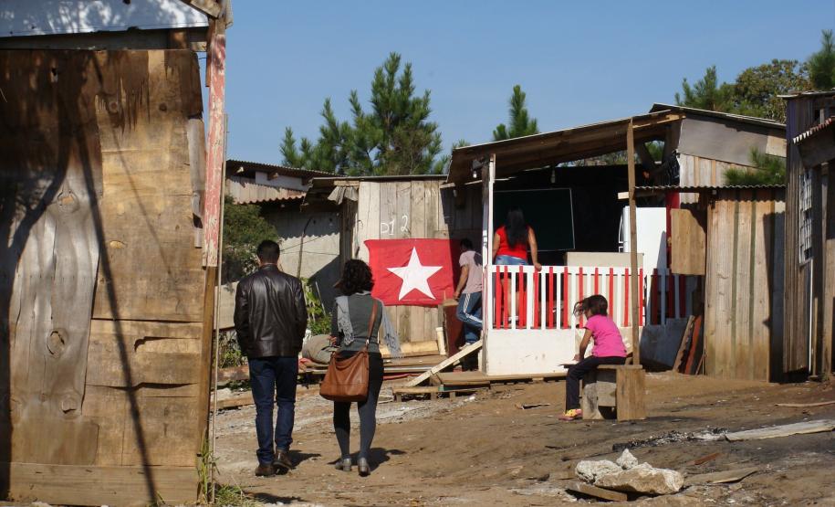 Muita gente não estava em casa na sexta-feira, pois trabalha.