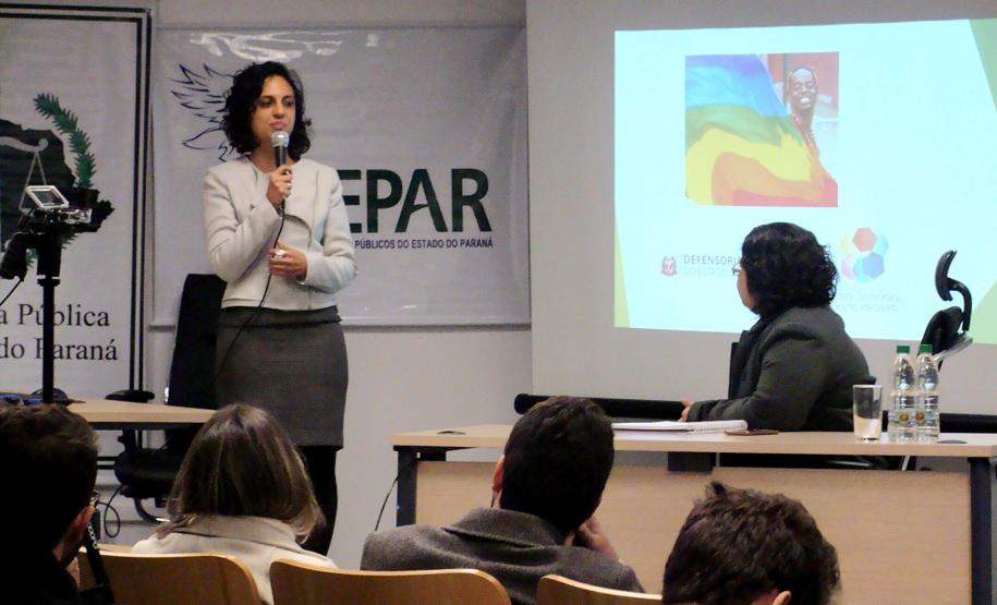 A defensora pública Camille Vieira da Costa (em pé) e Vanessa Alves Vieira, coordenadora do Núcleo de Combate à Discriminação, Racismo e Preconceito da Defensoria Pública de São Paulo.
